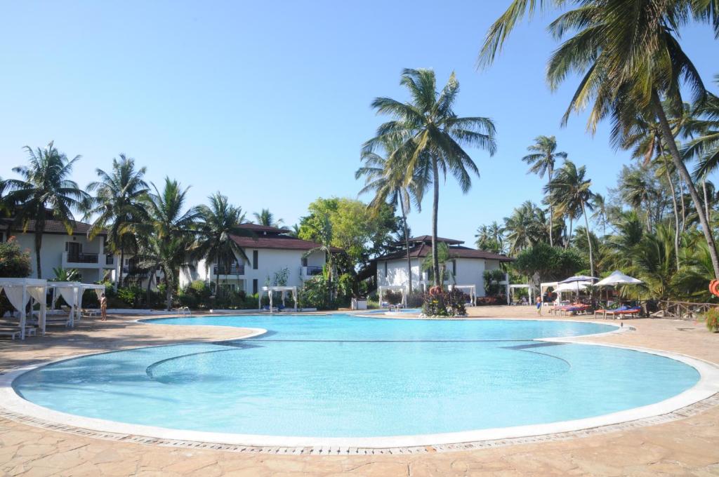 VOI Kiwengwa Beach viesnīcas baseins un palmas