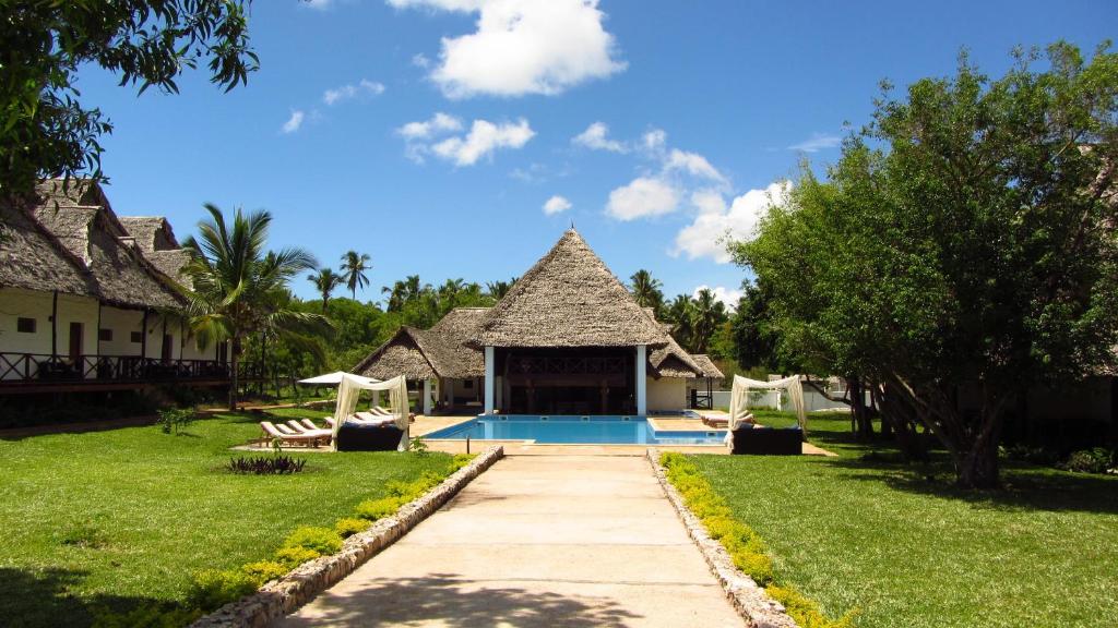 Karafuu Beach Resort & Spa baseins tropiskā ainavā