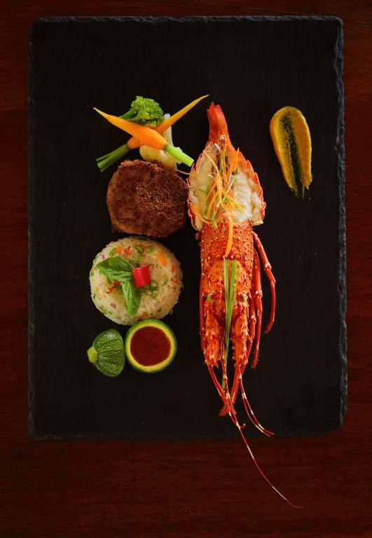 Izsmalcināts jūras velšu ēdiens Bluebay Beach Resort & Spa restorānā.