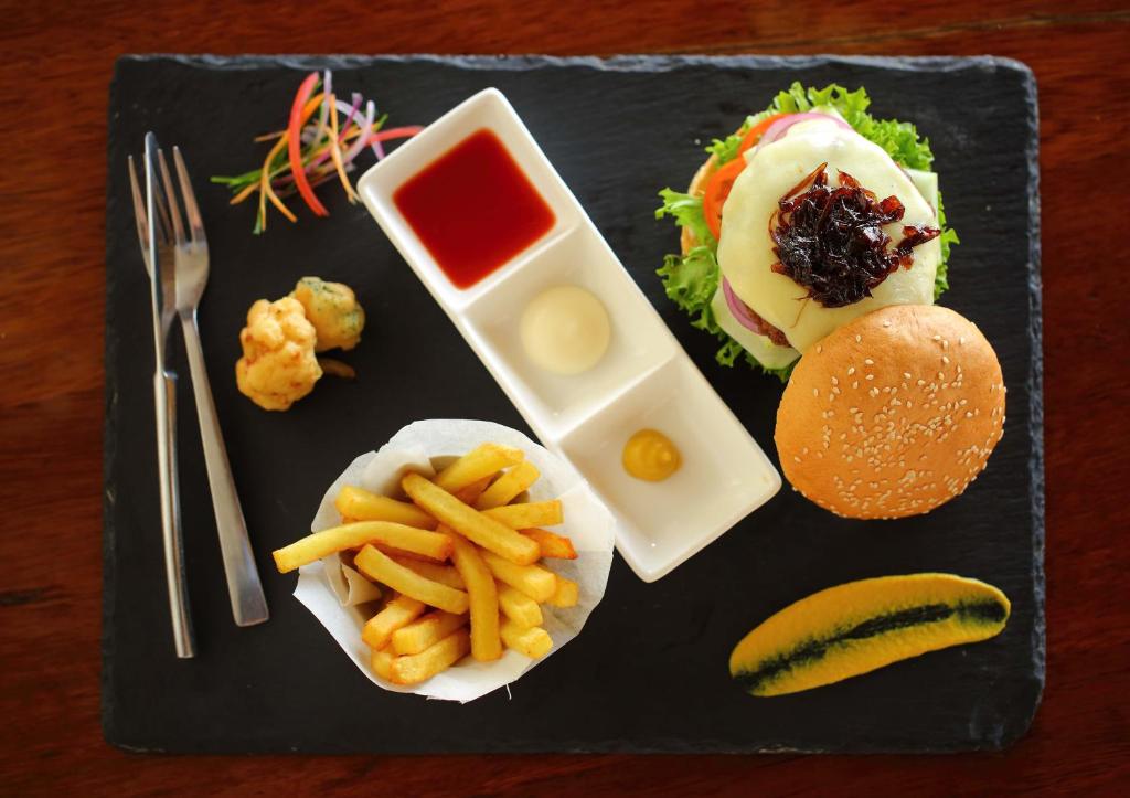 Gardi ēdieni Bluebay Beach Resort & Spa restorānā.