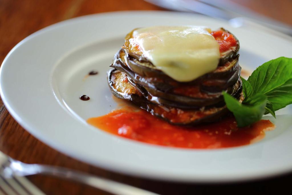 Baklažānu lazanja Bluebay Beach Resort & Spa restorānā