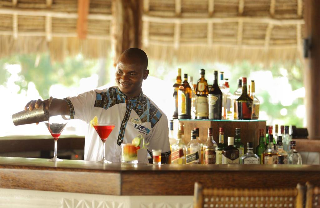 Bārmenis Bluebay Beach Resort & Spa gatavo kokteiļus