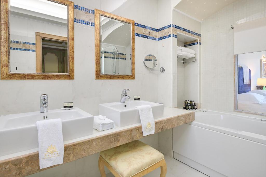 Elegants vannas istabas interjers ar divām izlietnēm un vannu, Atrium Prestige Thalasso Spa Resort & Villas.