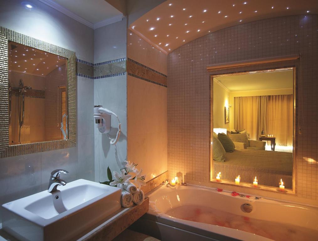 Elegants vannas istabas skats ar burbuļvannu Atrium Prestige Thalasso Spa Resort & Villas