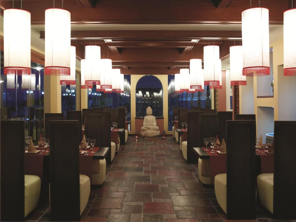 Restorāns ar elegantu interjeru un Budas statuju, Atrium Prestige Thalasso Spa Resort & Villas