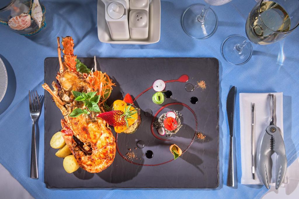 Gurķu ēdiens ar jūras veltēm pie Atrium Prestige Thalasso Spa Resort & Villas