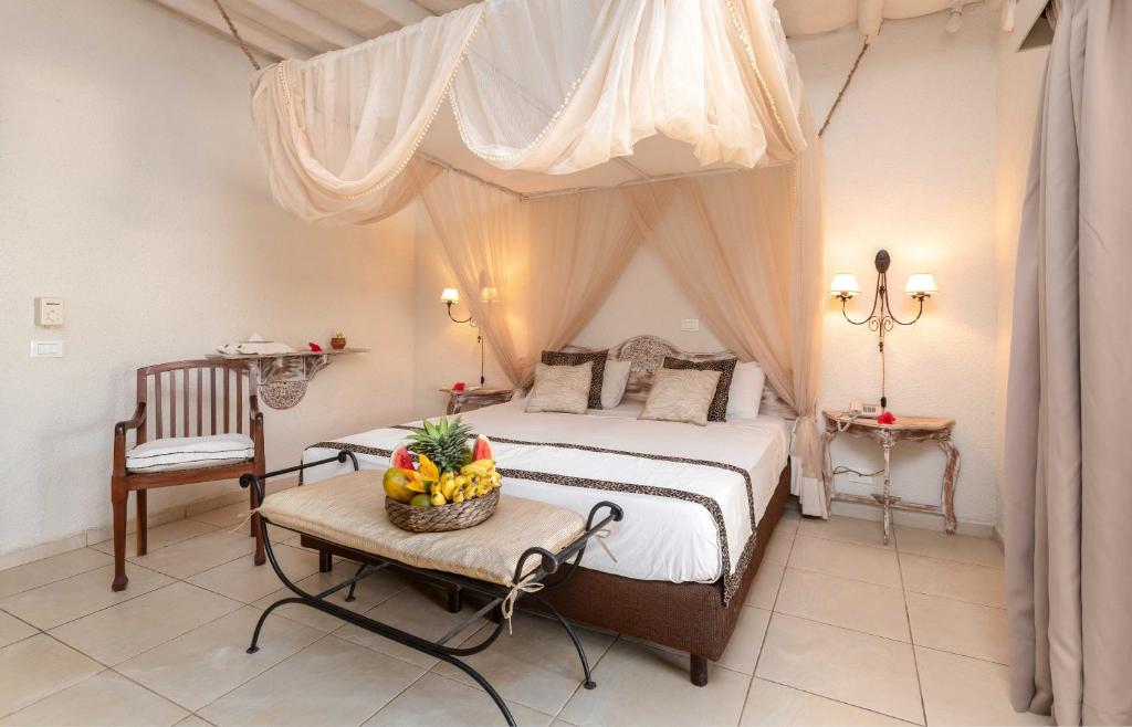 Karafuu Beach Resort & Spa elegantais numurs ar baldahīna gultu.