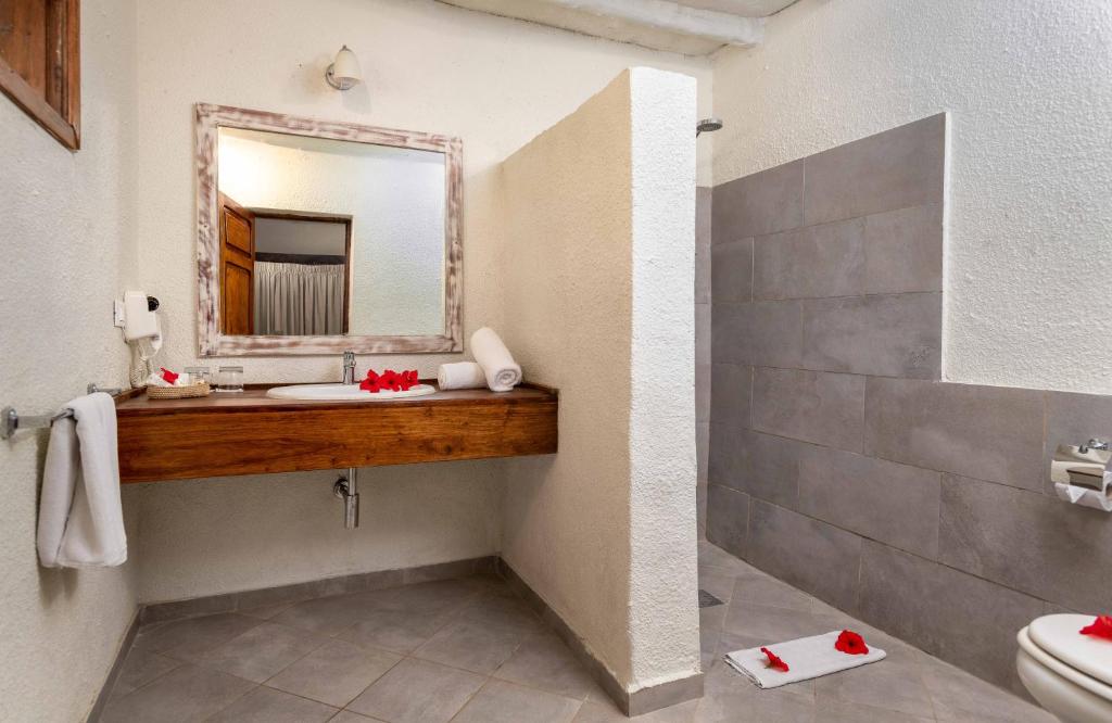 Vannas istaba Karafuu Beach Resort & Spa ar modernu dizainu.