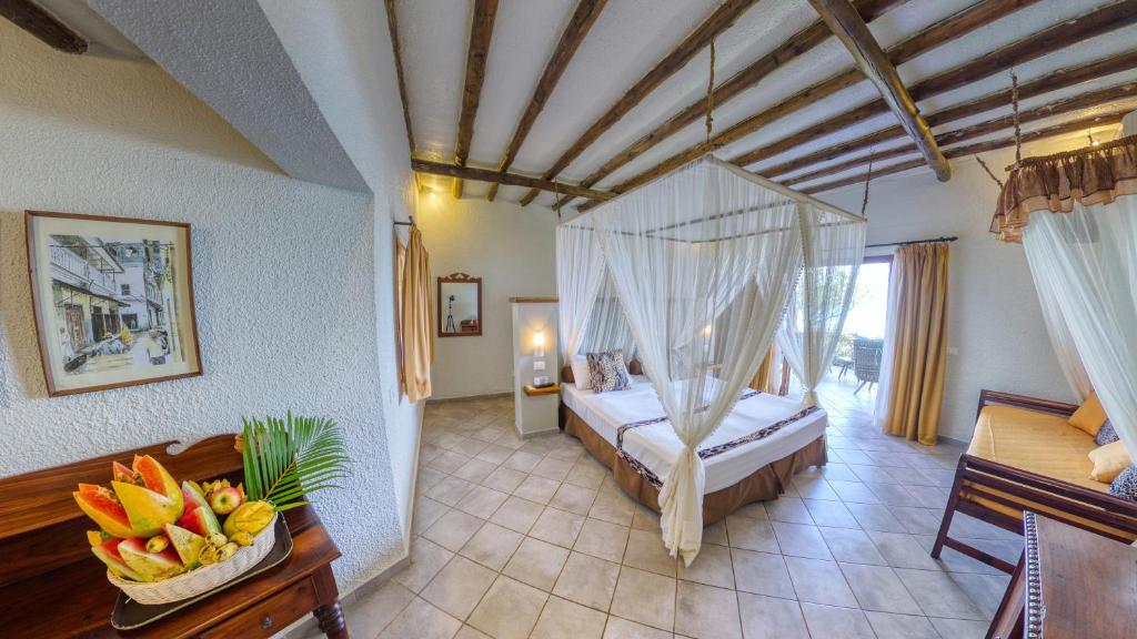 Elegants numurs ar baldahīnu Karafuu Beach Resort & Spa.