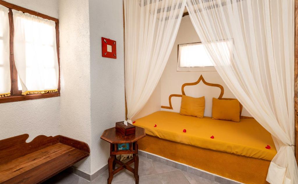 Karafuu Beach Resort & Spa numurs ar baldahīna gultu