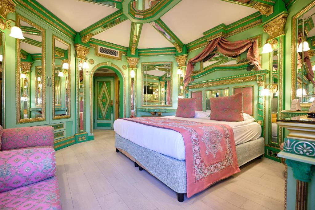 Greznas numurs Club Hotel Sera ar zaļiem un zeltītiem dekoriem.