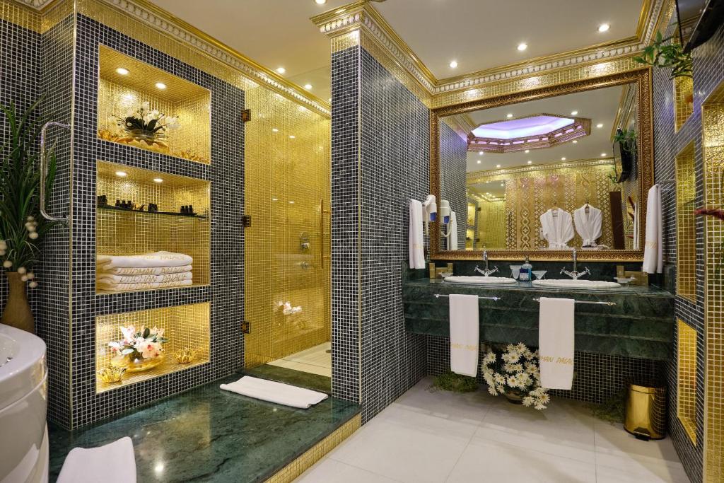 Luksusa vannas istaba Club Hotel Sera ar zeltītu apdari un mūsdienīgām iekārtām.
