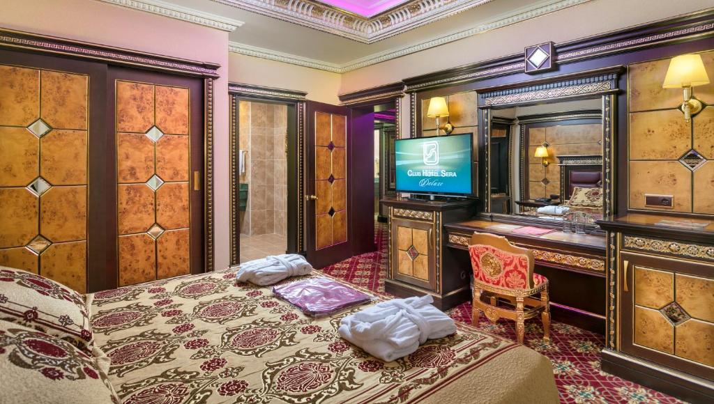 Kluba viesnīca Sera grezns numurs ar elegantu interjeru.