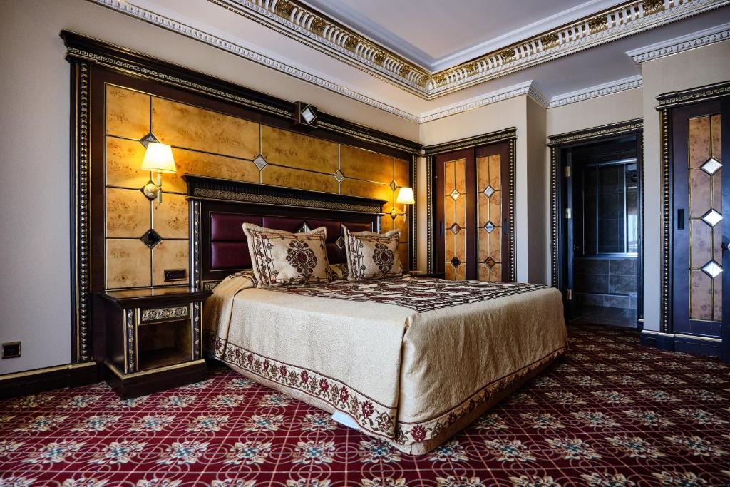 Luksusa numurs Club Hotel Sera ar elegantu dekoru un ērtu gultu.