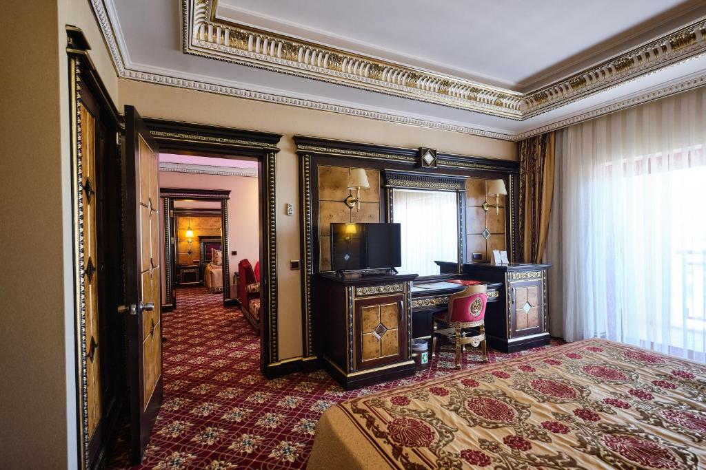 Greznīgs numurs viesnīcā Club Hotel Sera ar elegantu interjeru un balkonu.