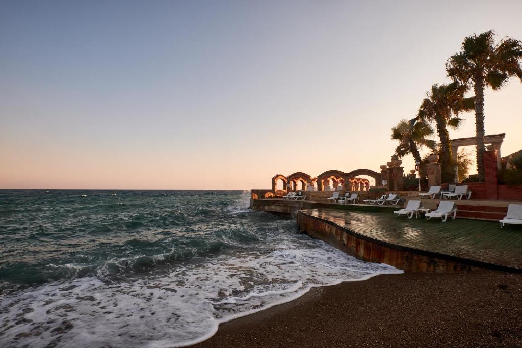 Skats uz jūru un saulrietu pie Club Hotel Sera pludmales