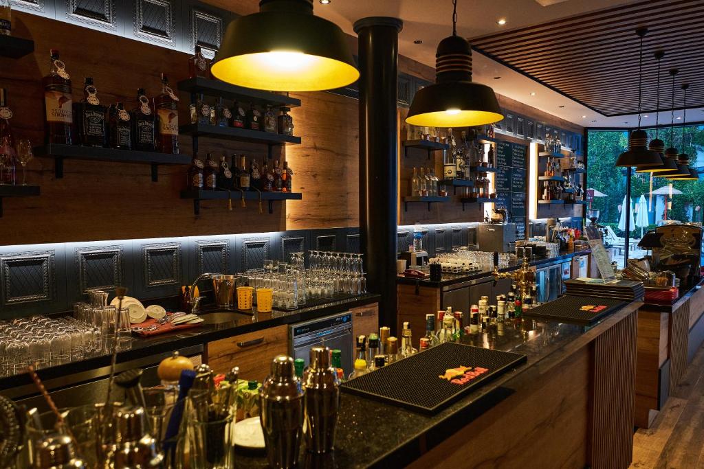 Mūsdienīgs bārs Club Hotel Sera ar plašu dzērienu izvēli.
