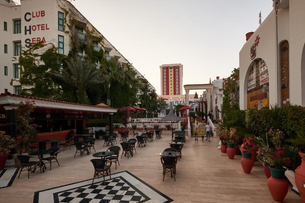 Kluba viesnīca Sera terase ar krēsliem un zaļumiem