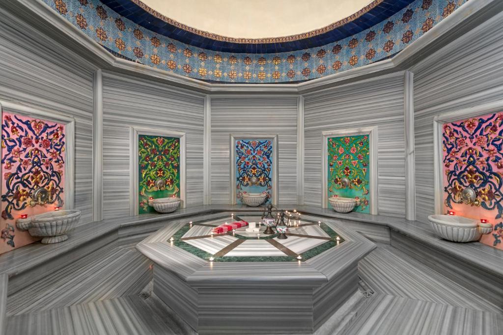 Iekšējā telpa ar marmora sienām un krāsainām rotājošām nišām, Club Hotel Sera