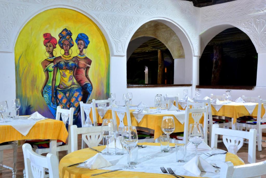 Restorāns ar māksliniecisku sienas gleznojumu viesnīcā VOI Kiwengwa Beach.