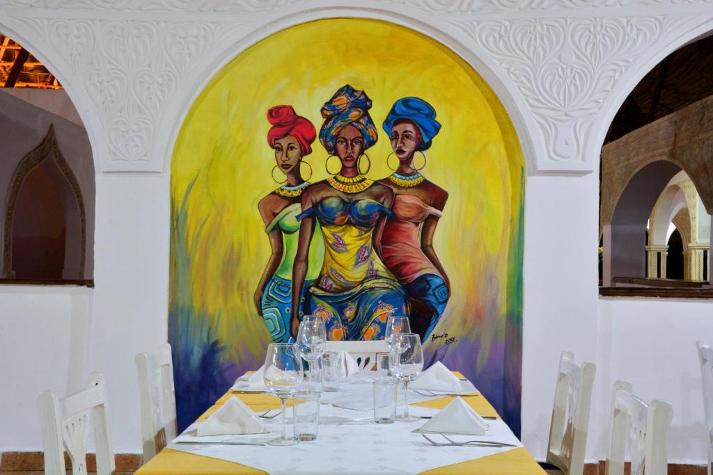 VOI Kiwengwa Beach restorāns ar mākslas darbu pie sienas.