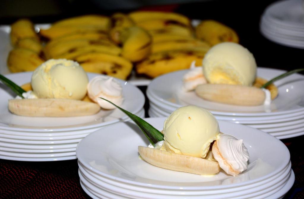 Deserts ar banāniem un saldējumu viesnīcā VOI Kiwengwa Beach