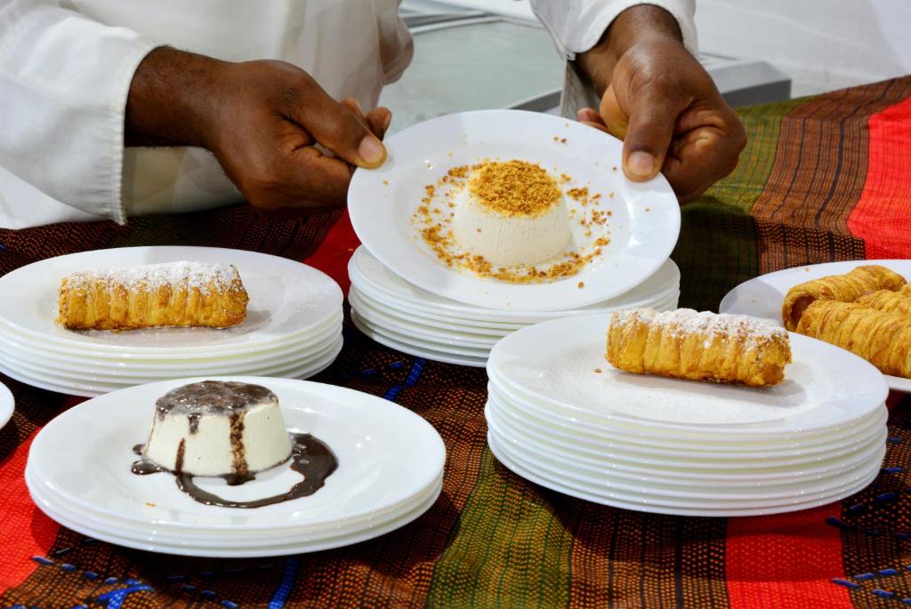 Deserti restorānā VOI Kiwengwa Beach ar gardiem saldajiem ēdieniem.