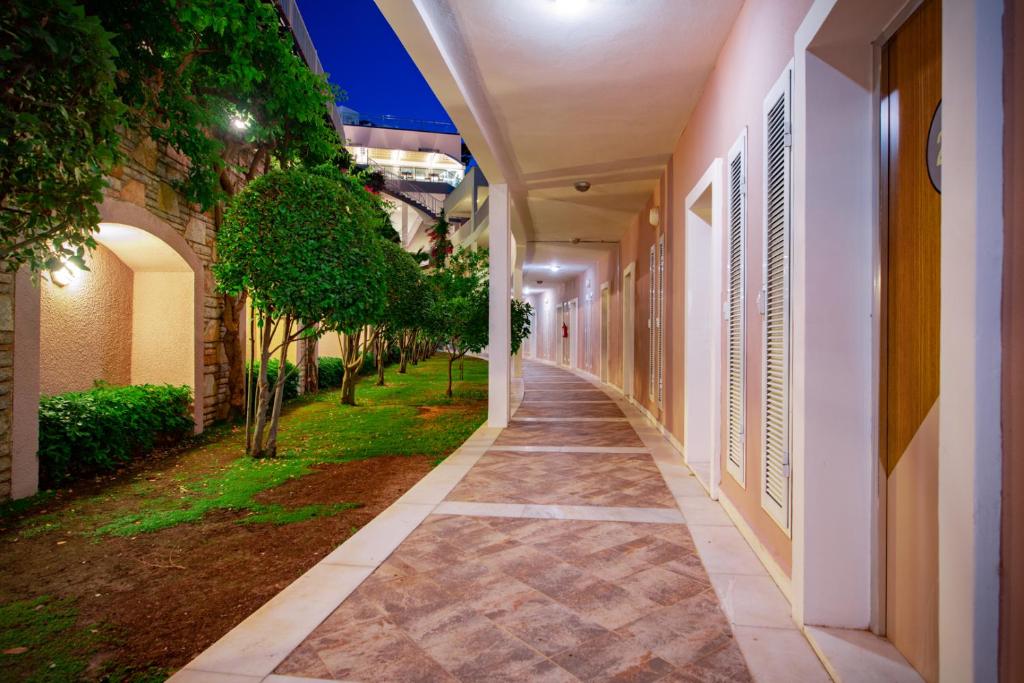 Viesnīcas Baia Bodrum pastaigu ceļš ar zaļumiem pie sienām