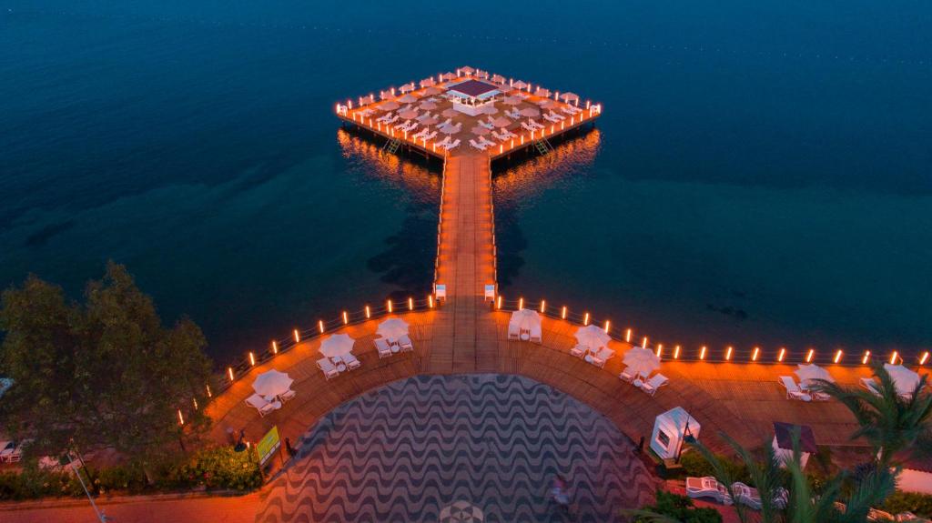 Viesnīcas Baia Bodrum pludmales mols ar gultām piekrastē.