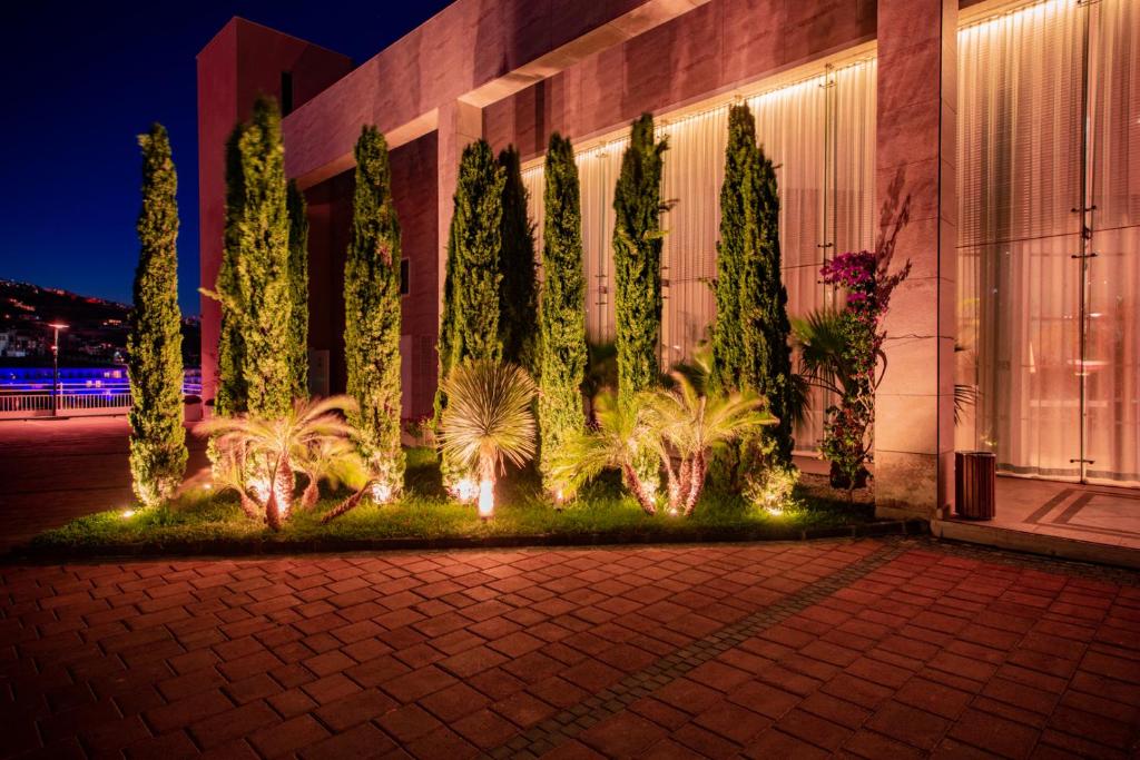 Viesnīcas Baia Bodrum dārza apgaismojums piekrastē naktī.