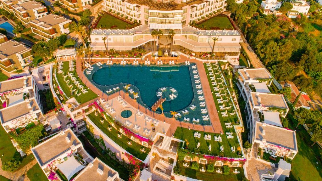 Viesnīca Baia Bodrum ar sirdī līdzīgu baseinu un apkārtējiem dārziem