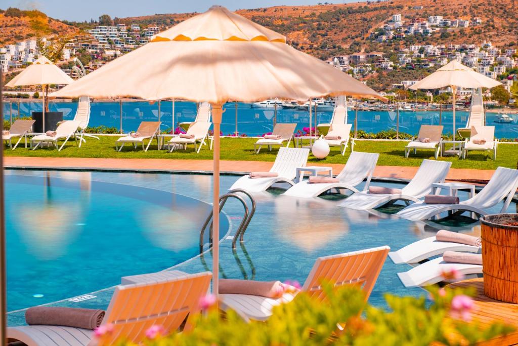 Baseins ar saulessargiem pie Hotel Baia Bodrum piekrastē