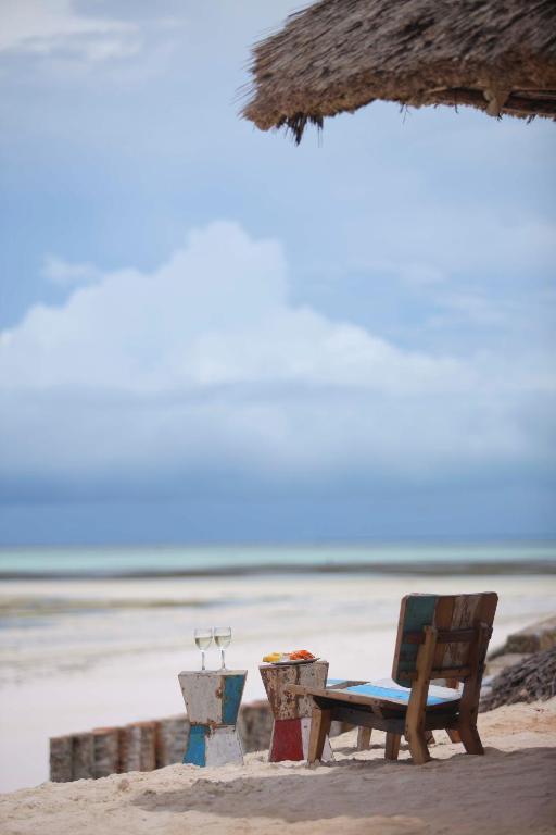 Krēsls un dzērieni pludmalē pie Bluebay Beach Resort & Spa.