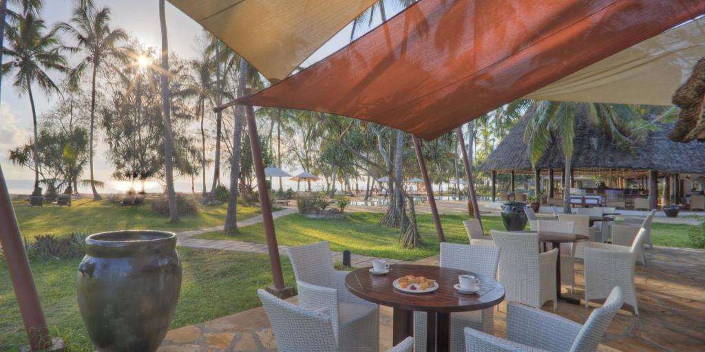 Āra terase Bluebay Beach Resort & Spa ar skatu uz okeānu.