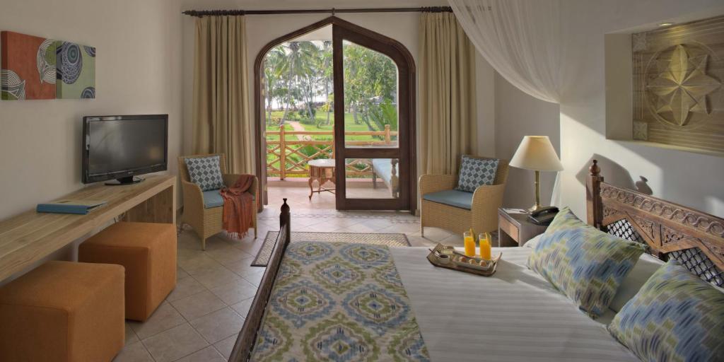 Numurs ar skatu uz dārzu Bluebay Beach Resort & Spa.