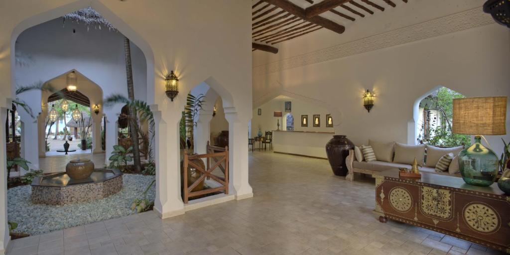 Bluebay Beach Resort & Spa viesnīcas elegants vestibils ar tradicionāliem dekoriem.