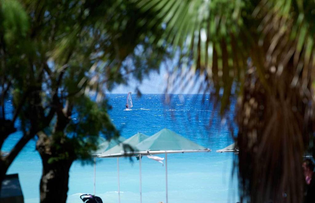 Skats uz jūru no Matoula Beach Hotel, kuģojot ar burājošu laivu.