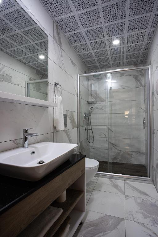 Mūsdienīgs vannas istabas interjers Anadolu Hotels Didim Club