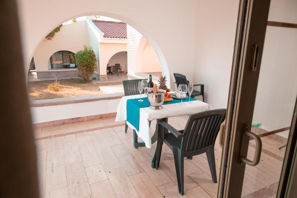 Terase pie Anadolu Hotels Didim Club ar galdu un vīna pudeli