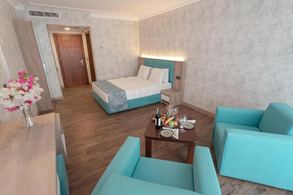 Elegants numurs Anadolu Hotels Didim Club ar mūsdienīgu dizainu un ērtām mēbelēm.