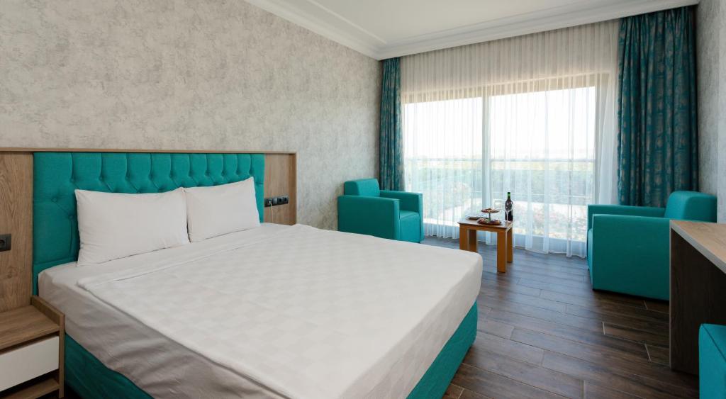 Numurs ar divguļamo gultu un skatu uz ārpusi, Anadolu Hotels Didim Club
