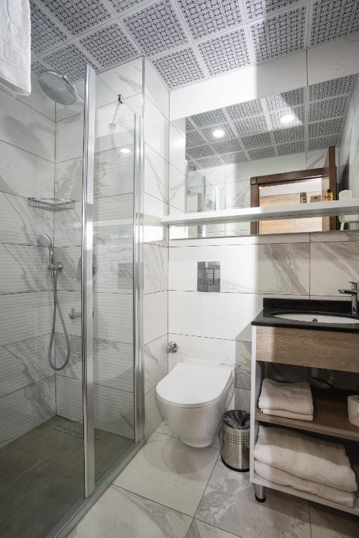 Mūsdienīgs vannas istabas interjers Anadolu Hotels Didim Club.