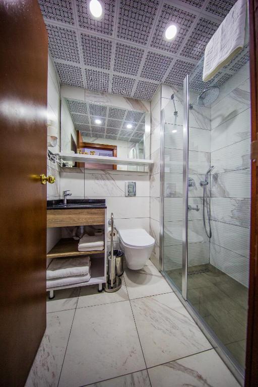 Mūsdienīgs vannas istaba ar dušu Anadolu Hotels Didim Club