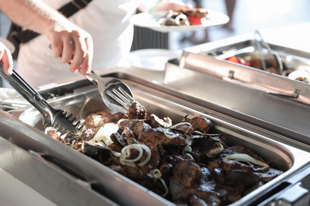 Gards ēdiens pie Anadolu Hotels Didim Club bufetes.