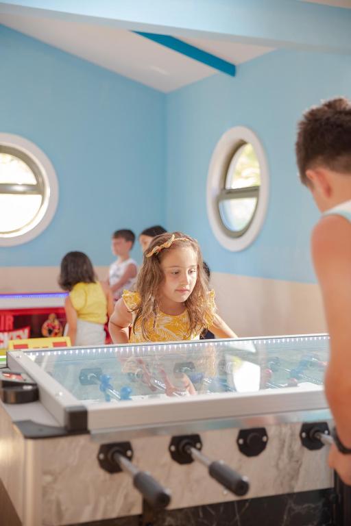 Bērni spēlē gaisa hokeju Anadolu Hotels Didim Club