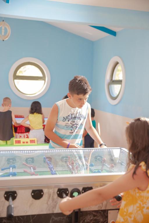 Bērni spēlē galda futbolu viesnīcā Anadolu Hotels Didim Club