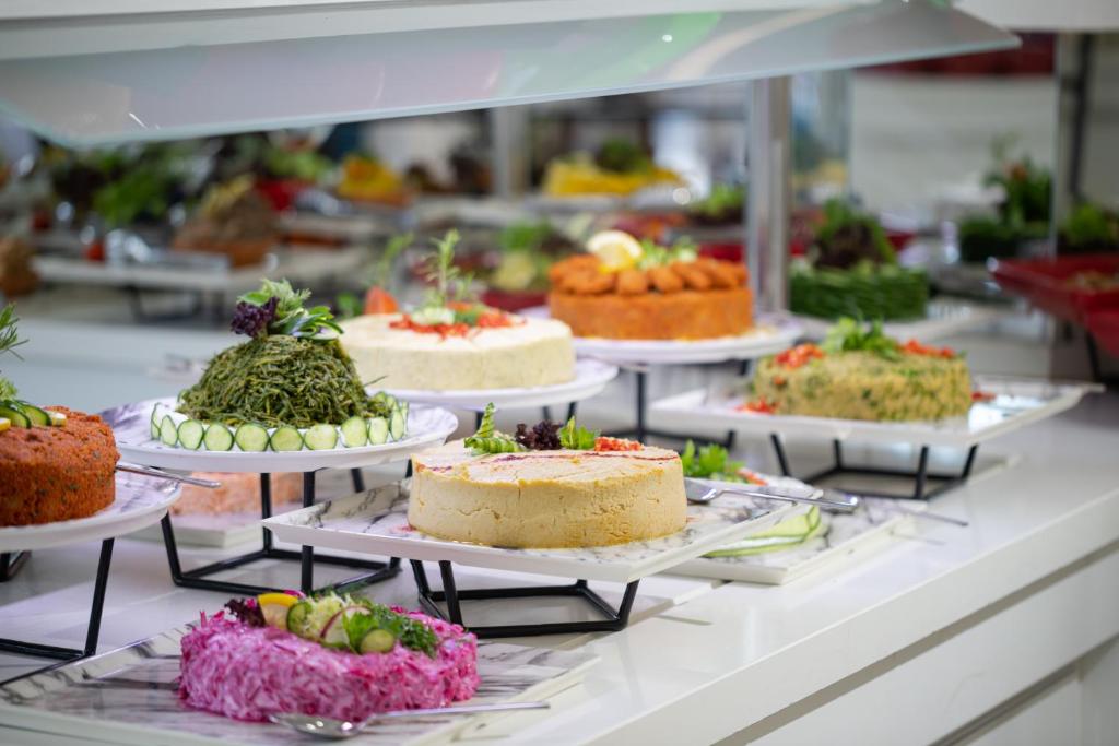 Gards bufete ar dažādiem ēdieniem Anadolu Hotels Didim Club