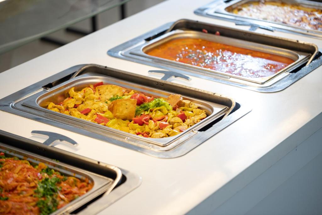 Pārtikas izvēle Anadolu Hotels Didim Club bufetē ar dažādiem ēdieniem.