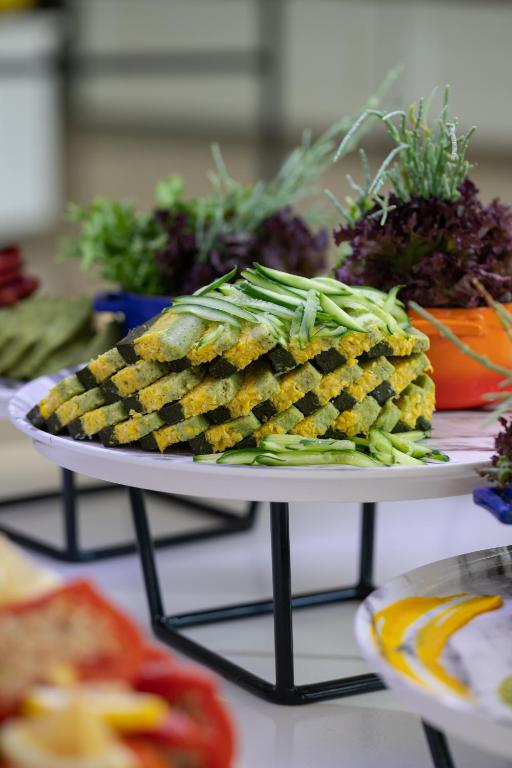 Veselīgas uzkodas pie Anadolu Hotels Didim Club, svaigi dārzeņi un garšaugi.