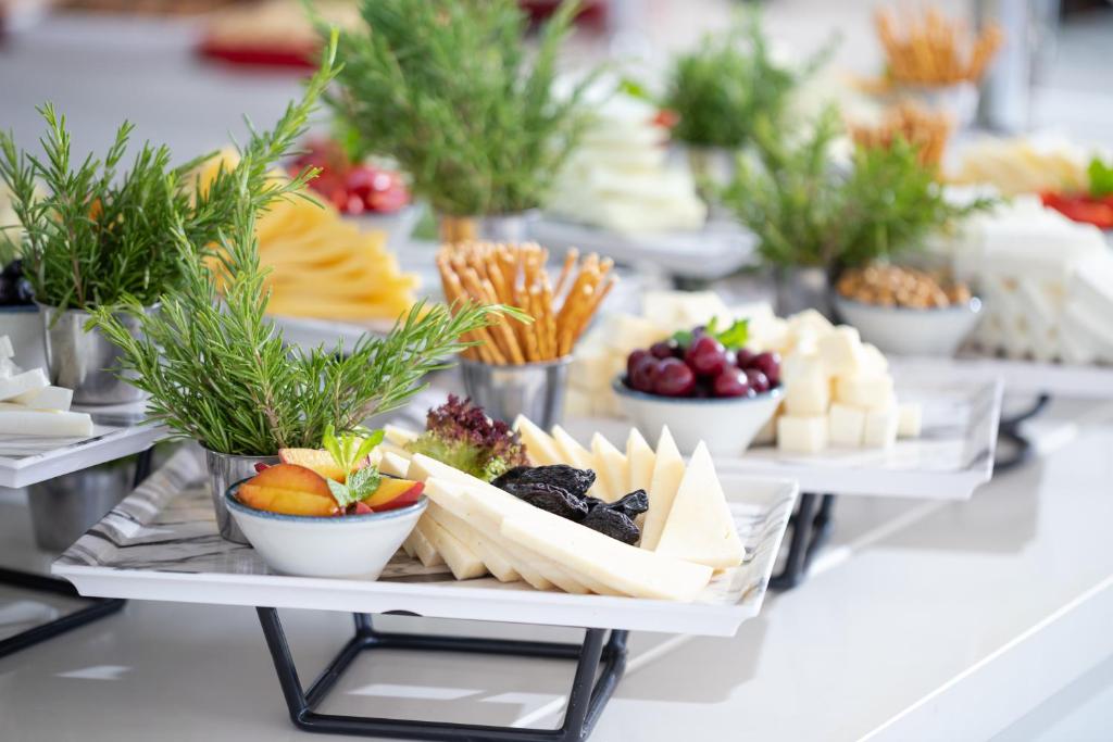 Svaigu augļu un sieru izvēle Anadolu Hotels Didim Club bufetē